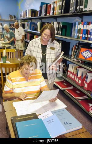 Arkansas Randolph County,Pocahontas,Randolph County Library,stanza della Genealogia,donna donna donne,studio,leggi,record,censimento,famiglia famiglie genitori Foto Stock