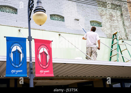 Arkansas Randolph County, Pocahontas, Old Historic Courthouse Square, restauro, uomo uomini maschio, edificio storico, pittore, rullo, lavoro, lavoro, dipendente wor Foto Stock