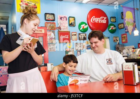 Arkansas Ozark Mountains,Hardy,Main Street,Hardy Malt Shoppe,uomo uomini maschio,ragazzi,bambini bambini bambini padre,figlio,ragazza ragazze,femmina bambini Foto Stock