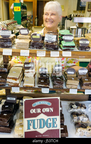 Arkansas Ozark Mountains, Hardy, Main Street, Old Time Candy Shop, adulti donna donna donne donna donna donna donna donna donna donna, capelli bianchi, fatti in casa, shopping shopper shoppers sh Foto Stock