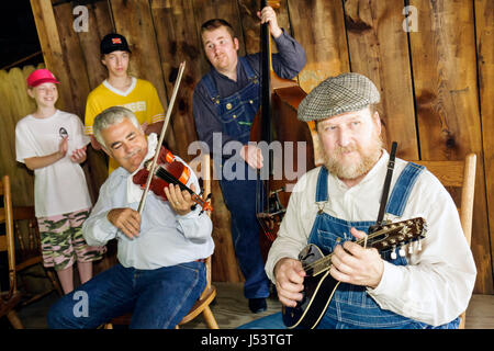 Arkansas Ozark Mountains,Stone County,Mountain View,Ozark Folk Center state Park,Country Kitchen,Music Pavilion,folk music show,man men maschio,boy, Foto Stock