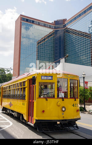 Little Rock Arkansas, Markham Street, River Rail Electric Streetcar, The Peabody Little Rock, hotel, tram, replica, sistema ferroviario leggero, Downtown Red, Yellow, Foto Stock