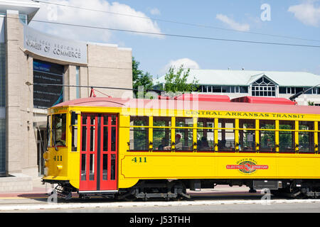 Little Rock Arkansas, Markham Street, tram elettrico River Rail, tram, replica, sistema ferroviario leggero, rosso centro, giallo, vista laterale, camera di commercio, Foto Stock