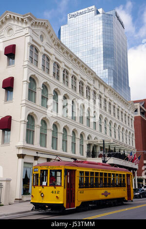 Little Rock Arkansas, Markham Street, River Rail Electric Streetcar, la capitale, hotel, tram, replica, sistema ferroviario leggero, centro rosso, giallo, storico caldo Foto Stock