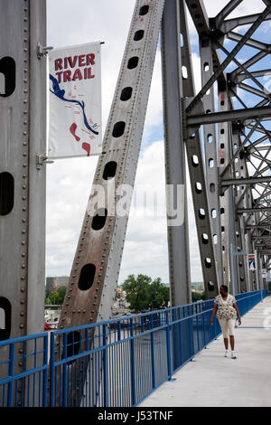 Little Rock Arkansas, Junction Bridge, River Water Trail, bridge, over Arkansas River Water, Black Blacks African Africanans etnica minority, adulti wom Foto Stock