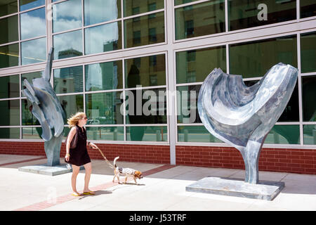 Little Rock Arkansas, Markham Street, Statehouse Convention Center, centro, donne donne donne, cane passeggiate, arte pubblica, riunione, mostra collezione Foto Stock