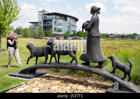 Little Rock Arkansas, Heifer International Center, centro, donna donna donne, scattare foto, macchina fotografica digitale, scultura in metallo, agricoltore, pecore, non profit, humanitar Foto Stock