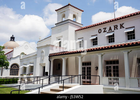 Arkansas Hot Springs, Hot Springs National Park, Central Avenue, Bathhouse Row, Ozark Bath House, case, bianco, edificio a due piani, Spanish Colonial Revival Foto Stock