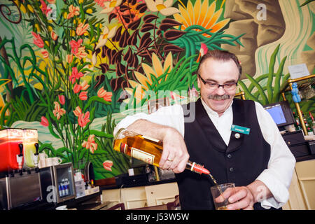 Arkansas Hot Springs, Central Avenue, Arlington Resort Hotel & Spa, barista, uomo maschile, salotto, liquore, pour, murale, bevande alcoliche, bevande, servizi Foto Stock