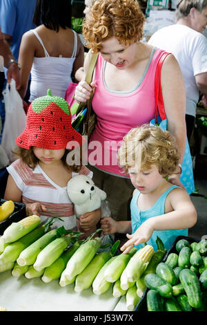 Little Rock Arkansas, River Market, mercato degli agricoltori, acquirenti, venditori, prodotti coltivati localmente, donne donne donne, ragazze, famiglia genitori figli ch Foto Stock