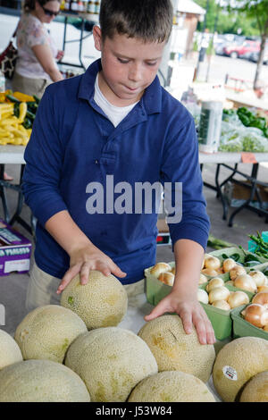 Little Rock Arkansas, River Water Market, mercato degli agricoltori, contadini, agricoltori', acquirenti, venditori, prodotti coltivati localmente, ragazzi, ragazzi maschi bambini bambini figli Yo Foto Stock