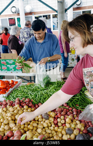 Little Rock Arkansas, River Market, mercato degli agricoltori, acquirenti, prodotti coltivati localmente, donne donne donna, uomini asiatici maschio, patate, fagioli verdi, agricoltura, cibo, Foto Stock