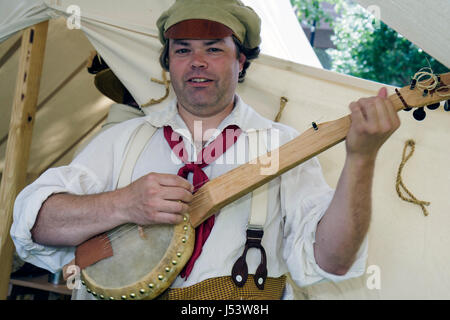 Little Rock Arkansas, The Old Statehouse, celebrazione del compleanno di stazionehood, reenactor, reenact, gioco di ruolo, atto, costume, uomo maschile, strumento musicale, strum Foto Stock