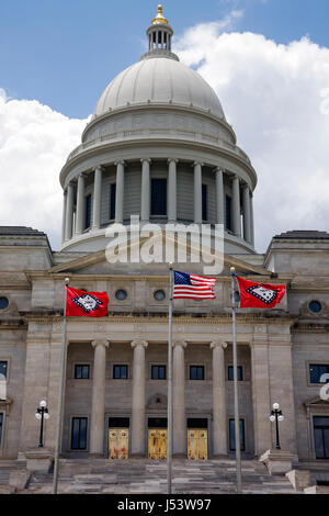 Little Rock Arkansas, edificio del Campidoglio dello stato, stile neoclassico, pietra calcarea nativa, cupola, colonne ioniche, bandiera dello stato, esterno, fronte, ingresso, facciata, Foto Stock