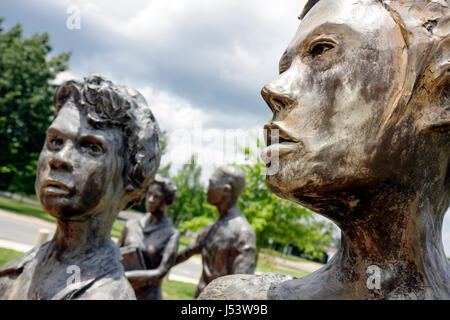 Little Rock Arkansas, Little Rock Nine, Central High School, scultura a grandezza naturale, crisi di desegregazione del 1957, Storia Nera, eredità africana, studente studente Foto Stock