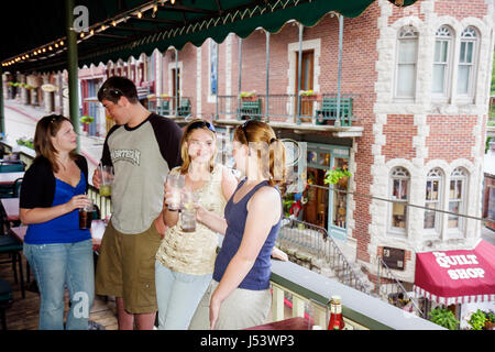 Eureka Springs Arkansas, Ozark Mountains, 1905 Basin Park, hotel, balcone, ristorante ristoranti, ristoranti, ristoranti, ristoranti, caffè, giovani adulti, studenti pupi Foto Stock