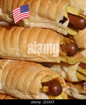 Stuzzicadenti con la bandiera americana sulla sommità di molti hotdog con patatine e soft pudding di pane Foto Stock