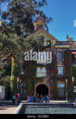 Persone, turisti, cantina edificio, tour della cantina, tour guidato, Inglenook, Rutherford, la Valle di Napa NAPA County, California Foto Stock