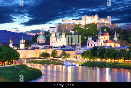 La città di Salisburgo di notte, Austria Foto Stock