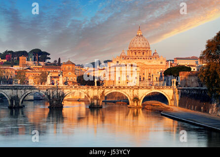 Il fiume Tevere Ponte Sant Angelo e la Basilica di San Pietro Foto Stock