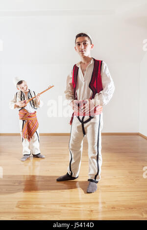 I ragazzi nel tradizionale abbigliamento albanese Foto Stock