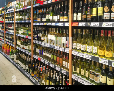 Gorlice, Polonia - 13 Maggio 2017: vari tipi di vino offerto in vendita nel supermercato Kaufland. Kaufland è un tedesco ipermercati, parte del Foto Stock