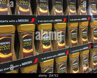 Gorlice, Polonia - 13 Maggio 2017: Nescafe CAFFÈ MISCELA ORO offerti in vendita in Kaufland supermercato. Nescafe è un marchio di caffè realizzato da Nestlé S.A. Foto Stock