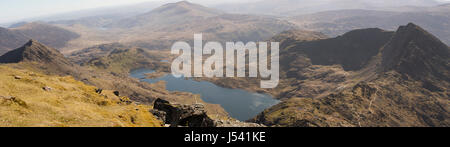 Una panoramica Dalla cima del Snowdon Foto Stock