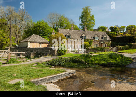 Pomeriggio a molla nella parte superiore del villaggio di macellazione nel Gloucestershire, Inghilterra. Il Cotswolds. Foto Stock