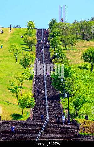 Lungo le scale a Echigo Hillside Park Nagaoka città Niigata Giappone Foto Stock