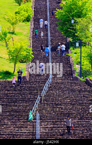 Lungo le scale a Echigo Hillside Park Nagaoka città Niigata Giappone Foto Stock