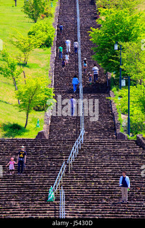 Lungo le scale a Echigo Hillside Park Nagaoka città Niigata Giappone Foto Stock