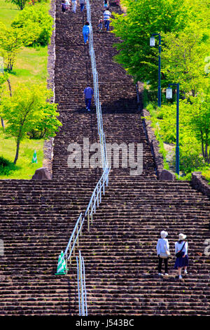 Lungo le scale a Echigo Hillside Park Nagaoka città Niigata Giappone Foto Stock