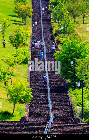 Lungo le scale a Echigo Hillside Park Nagaoka città Niigata Giappone Foto Stock