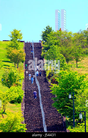 Lungo le scale a Echigo Hillside Park Nagaoka città Niigata Giappone Foto Stock