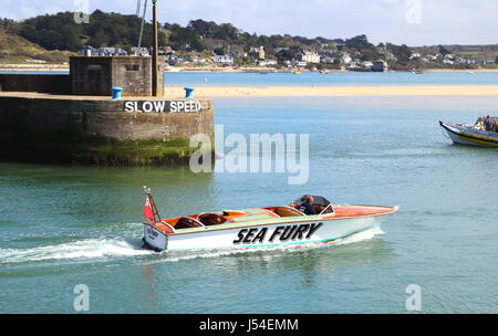 Padstow, Cornwall, 6 Aprile 2017: Motoscafo 'Sea Fury" lasciando Padstow Harbour in acqua calma in una giornata di sole Foto Stock