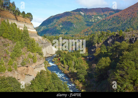 Fiume Truful-Truful in esecuzione attraverso una profonda gola con colorate erose scogliere in Conguillio Parco Nazionale nella regione Araucania del Cile Foto Stock