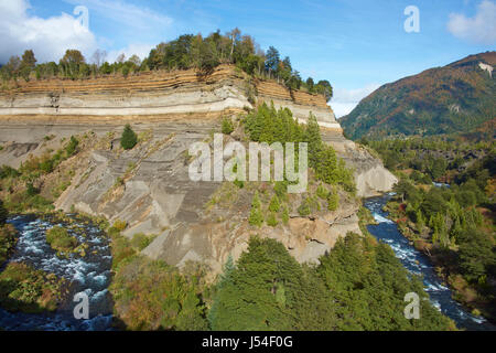 Fiume Truful-Truful in esecuzione attraverso una profonda gola con colorate erose scogliere in Conguillio Parco Nazionale nella regione Araucania del Cile Foto Stock