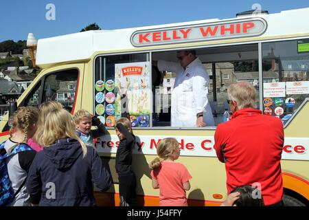 Le famiglie la scelta di gelato dalla Kelly frusta Ice Cream van man Foto Stock