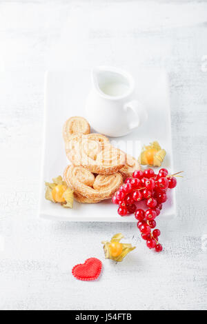 A forma di cuore wiith biscotti di zucchero e cannella Foto Stock