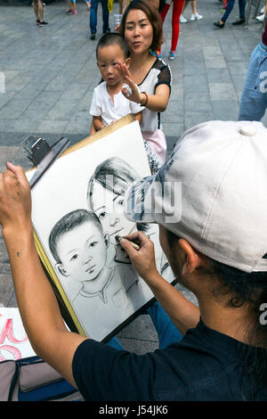 Cinese artista di strada il disegno di un ritratto, Yinchuan, Ningxia, Cina Foto Stock