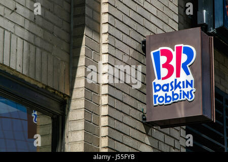 New York, 08 maggio, 2017: Baskin Robbins segno è attaccato alla parete esterna sopra l'ingresso ad uno dei loro negozi al dettaglio in Manhattan. Foto Stock