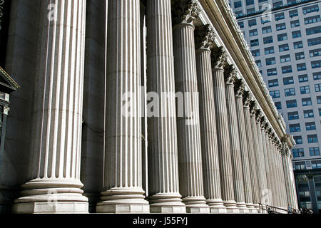 Edificio in vecchio stile con una fila di colonne in un contesto urbano. Foto Stock