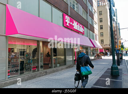 New York, 08 maggio, 2017: la gente a piedi da un T-Mobile retail store in Manhattan. Foto Stock