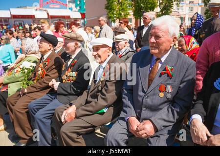 Dobrush (regione di Gomel), Bielorussia - 9 Maggio 2014: Non identificato veterani bielorussi sulla sfilata della Grande Guerra Patriottica la Giornata della Vittoria Foto Stock