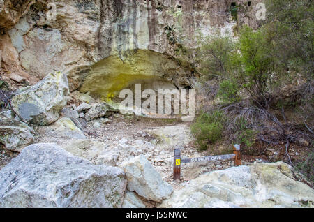 Grotta di zolfo in Wai-O-Tapu Wonderland termica che si trova a Rotorua, Nuova Zelanda. Foto Stock