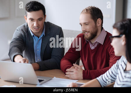 Tre lavoratori ufficio Discutere compiti principali Foto Stock