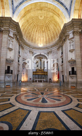 Lisbona, Portogallo - 25 giugno 2016: Interno del Pantheon Nazionale (Santa Engracia chiesa). Vista del pavimento decorato con motivi policromi di marbl Foto Stock