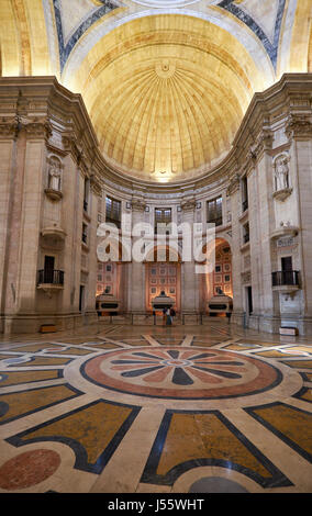 Lisbona, Portogallo - 25 giugno 2016: Interno del Pantheon Nazionale (Santa Engracia chiesa). Vista del pavimento decorato con motivi polychromed di marmo di un Foto Stock