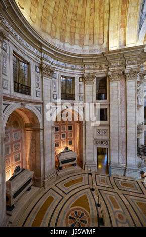 Lisbona, Portogallo - 25 giugno 2016: l'interno del Pantheon Nazionale (ex chiesa di Santa Engracia) con cenotaphs nell'abside sinistra. Lisbona. Portogallo Foto Stock